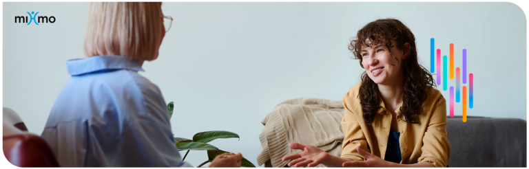 Foto de mulher conversando com psicóloga na terapia